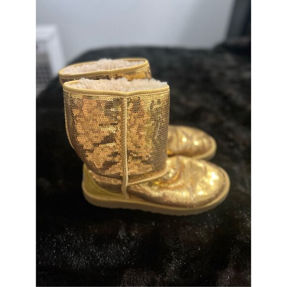 UGG Classic Short Boots GOLD Sequin Sparkle US 8 UGGS With Sheepskin Lining - Picture 1 of 5
